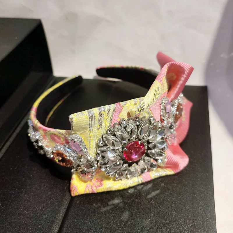 エレガントな宝石の花のブローチヘアバンド女性のワイドクリスタルヘアクリップ宮殿スタイルの刺繍生地高級感ヘアバンド