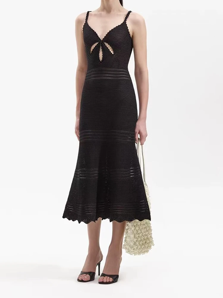 2025年春夏の新しいフランスのエレガントでセクシーなクラシックブラックカットアウトホルターニットフィッシュテールドレス