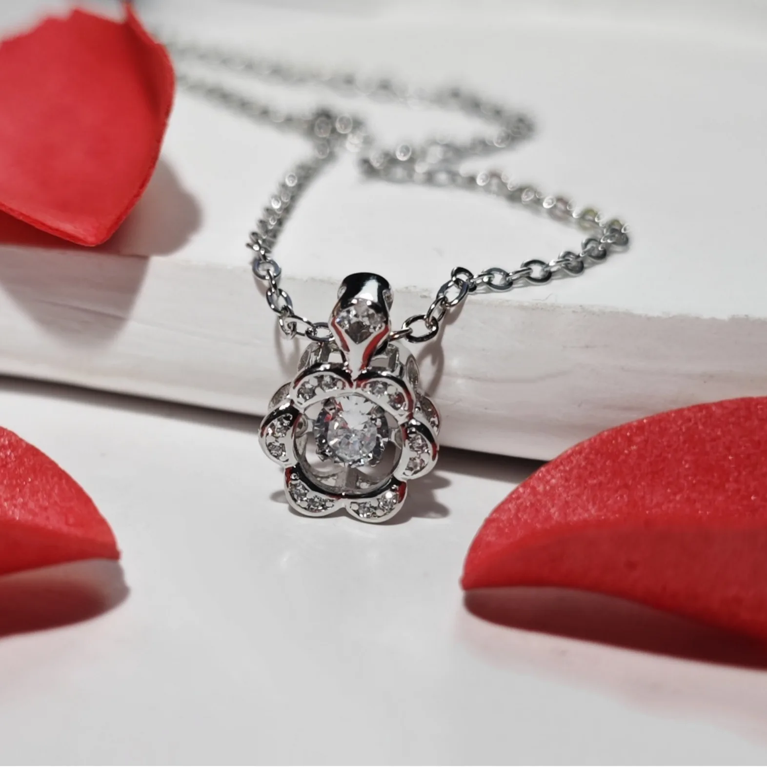 

Dynamic Zircon Necklace for Women, Light Luxury, High End, Elegant Style, Versatile, Exquisite Clavicular Chain