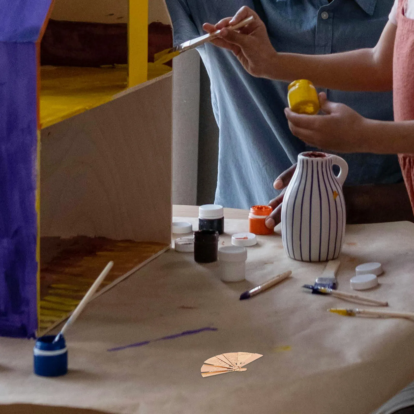 

Винтажный миниатюрный веер из сплава с детальной металлической гравировкой, складной дизайн, аксессуар для декора миниатюрного дома