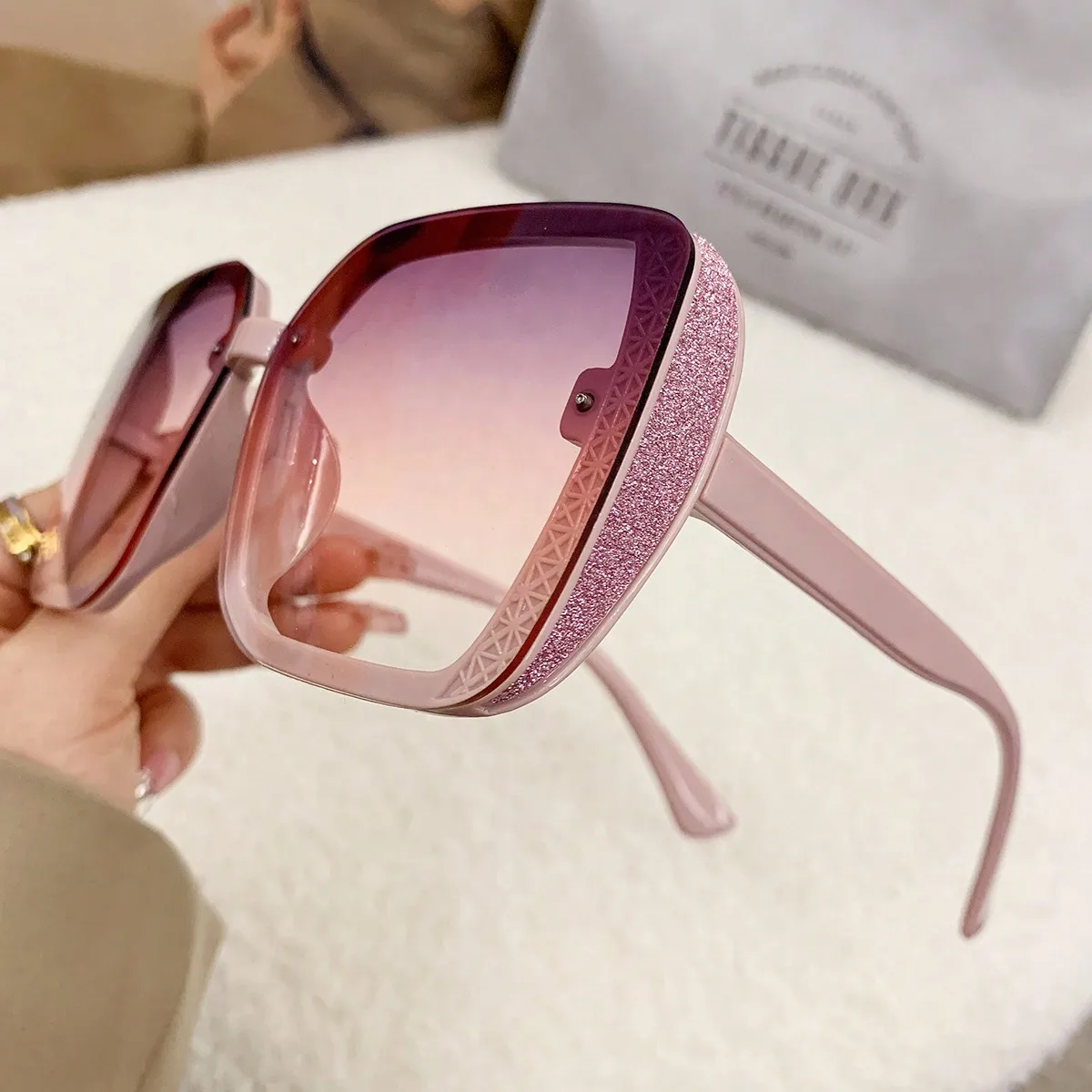 

Модные солнцезащитные очки для женщин с квадратной оправой с блестками и градиентными линзами