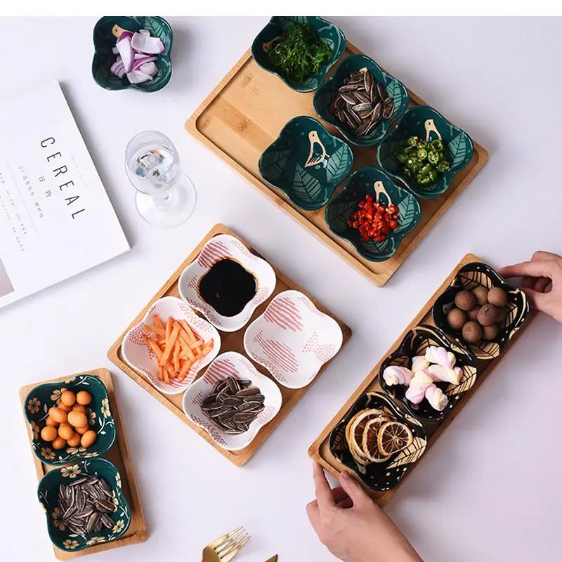 Prato de lanche de cerâmica, base de madeira, sala de estar, prato de frutas, vinagre, caixa de doces, planta lateral, flor seca