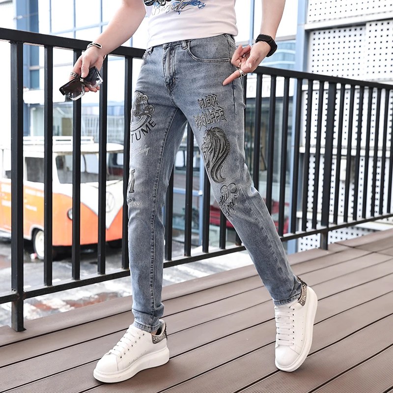 Jeans slim europeu masculino, estampado com broca de ferro pesado, maré, bonito, retrô, perna pequena, casual, primavera e verão, 2022