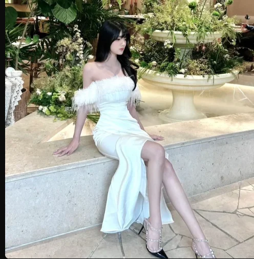 المرأة الخريف مزاجه الجديد الفرنسية مثير مائل الرقبة مأدبة فستان أنيق ريشة الساتان حمالة بلون فساتين السهرة