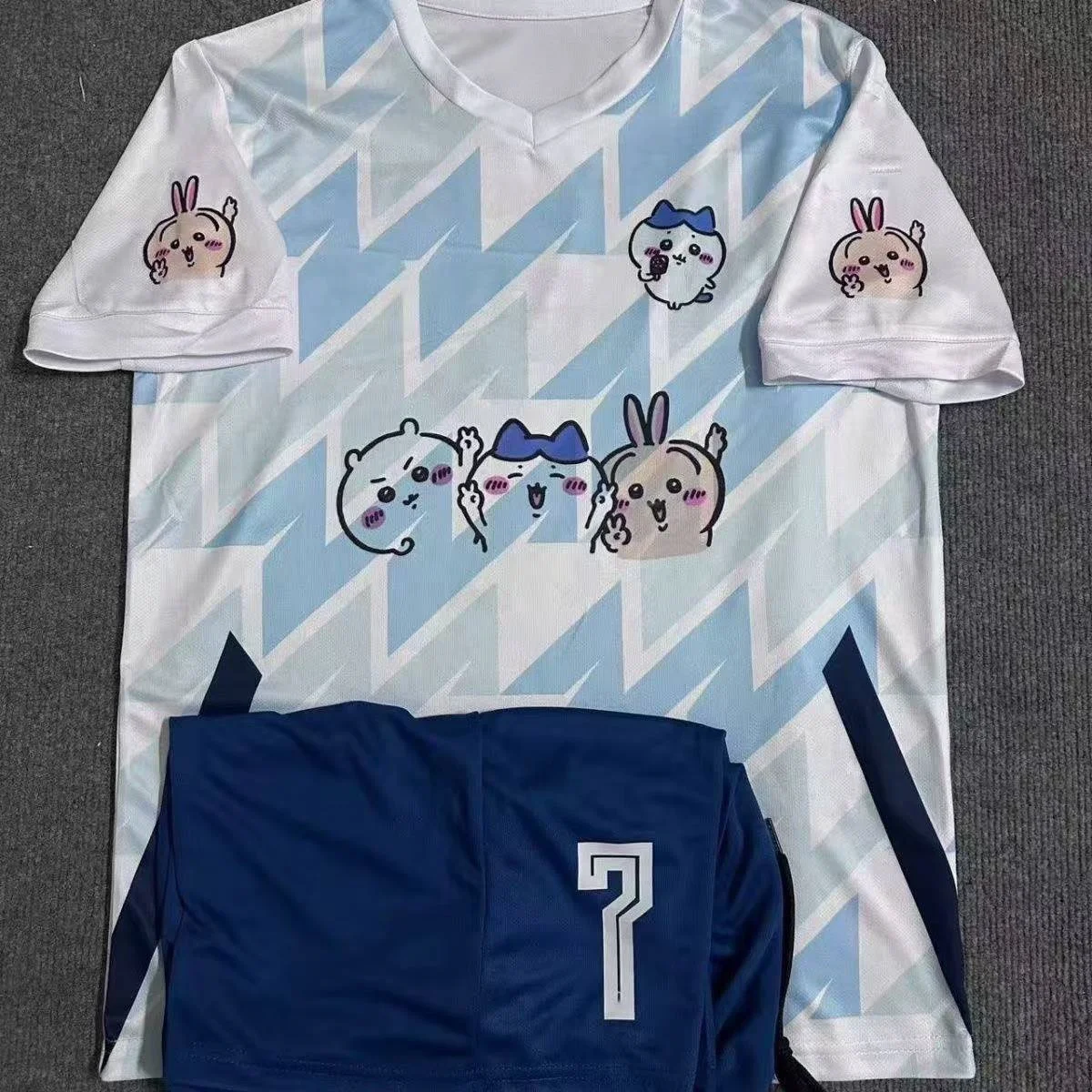 Niedliches Hachiware Chiikawa Fußballtrikot-Set, Kurzarm-T-Shirt + Shorts, 2-teiliger Anzug, Unisex-Sport-Fußballuniform, Familien-Set – Detail 3