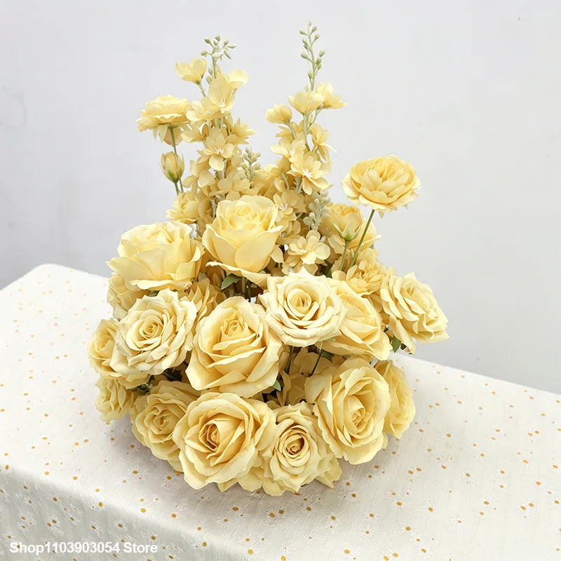 Luxuriöses Blumenarrangement aus roten Burgunderrosen und Delphinien für Hochzeitskulissen, Restaurant-Tischdekoration, Blumenball-Display – Detail 8