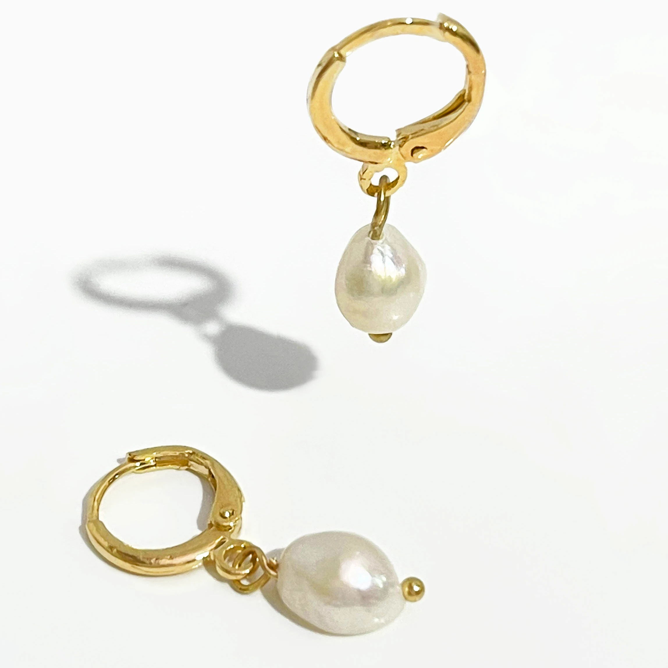 Peri\'sBox Gold Color Freshwater Pearls Hoop Earrings for Women Simple Small Huggies Earrings Cartilage Helix Piercing Earrings