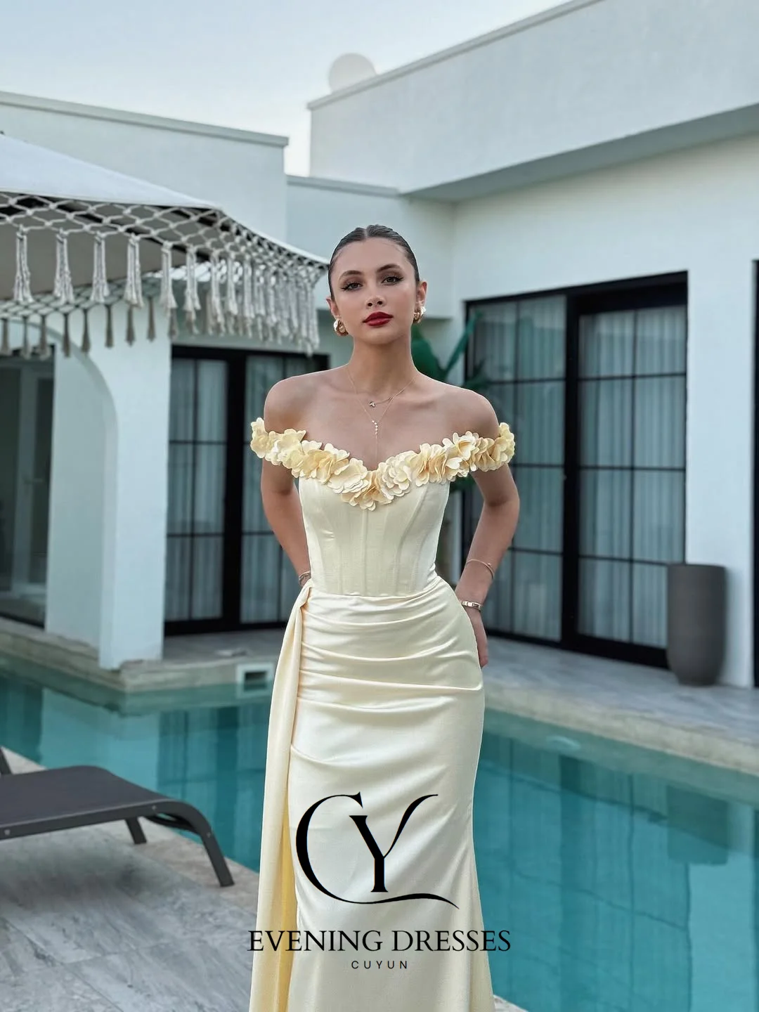 فساتين سهرة نسائية فاخرة من CUYUN بأشرطة على شكل زهور مصنوعة يدويًا فستان حفلات رائع مخصص بطول الأرض ثوب مسائي رسمي