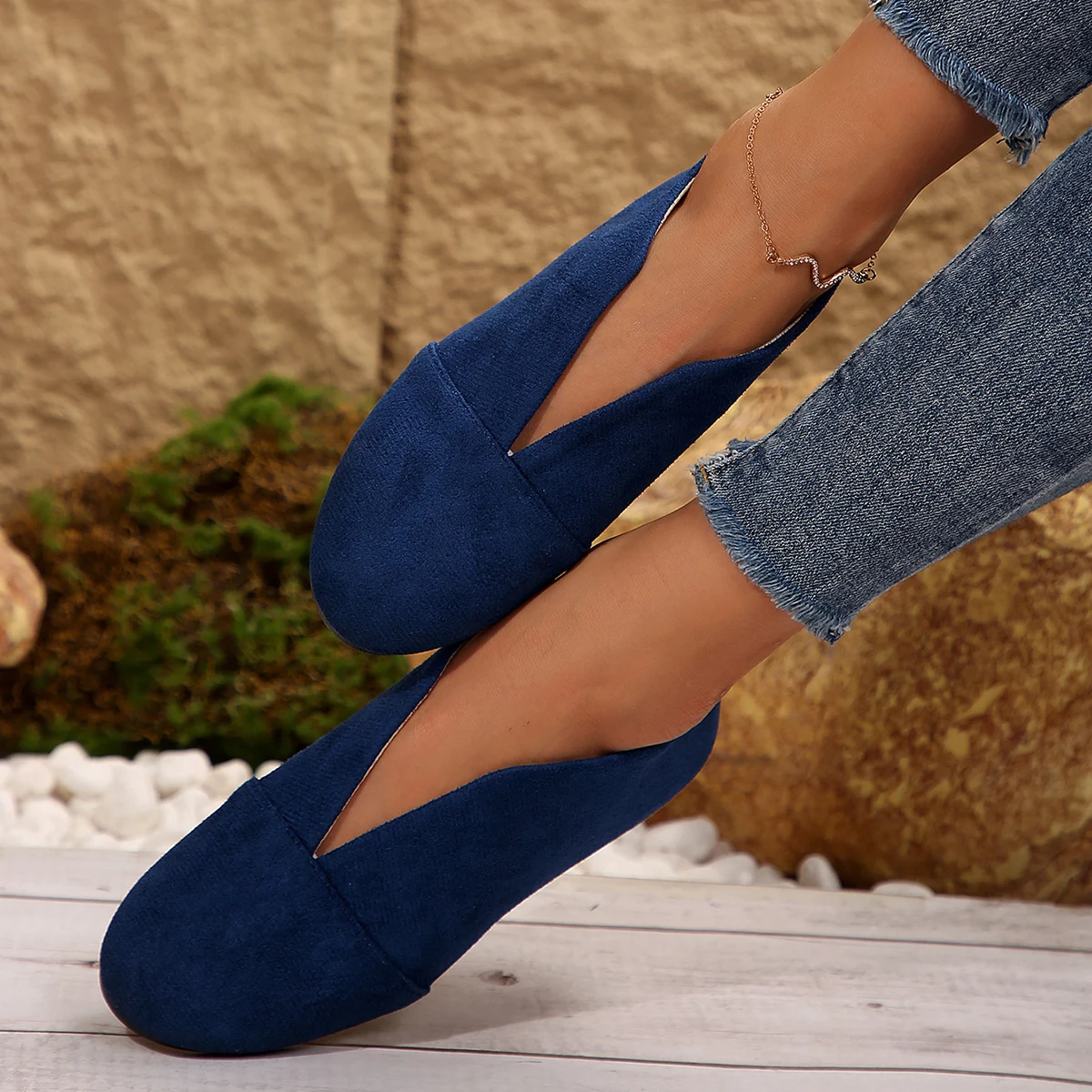 Plus-Size-Damen-Slipper aus Wildleder, V-Ausschnitt, runde Zehen, weich und bequem, lässig, für den täglichen Gebrauch, zum Spazierengehen, in verschiedenen Farben erhältlich. – Detail 13