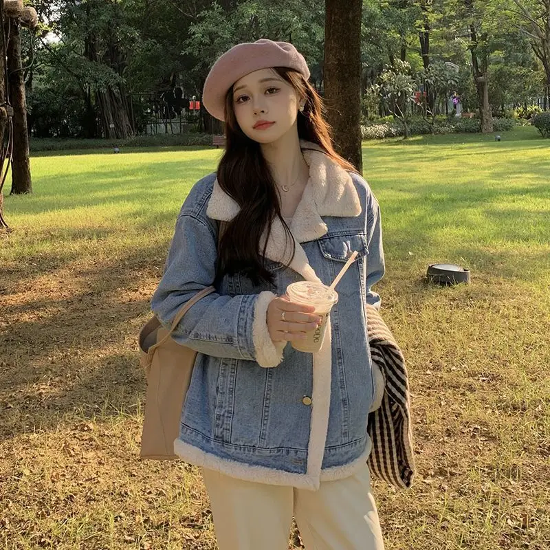 

Джинсовое пальто для девочек, меховое плюшевое женское осеннее пальто обычного кроя, милое, крутое, для девочек, для колледжа, для классной комнаты, против морщин, на флисовой подкладке, в стиле пэчворк, на защелке