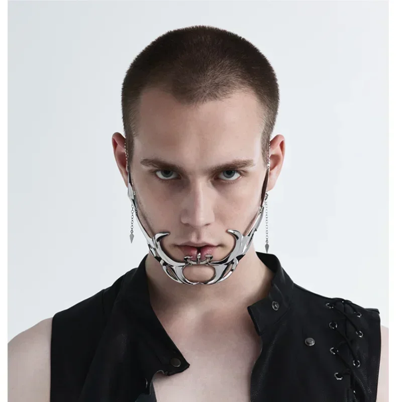 Masker Gotik Modis Cyber Punk Cair Tidak Beraturan Warna Perak Berongga Aksesori Perhiasan Individuasi Pesta Pria Wanita