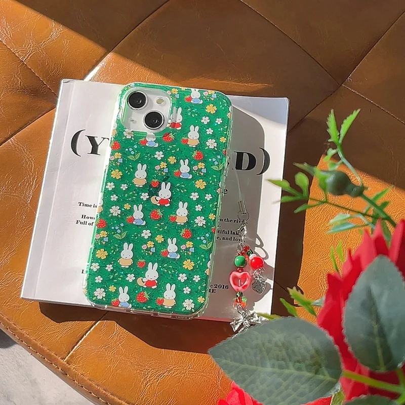 Miffy เคสโทรศัพท์ Kawaii ดอกไม้สีเขียว Miffy กระต่ายการ์ตูนเคสโทรศัพท์เหมาะสําหรับ Iphone 16 Pro Max นําจี้สตรอเบอร์รี่