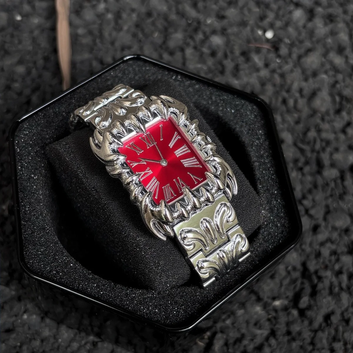 

Red Demon Claw Retro Style Top Unique Square Y2k Design Quartz Watches Men Alabaster Industries Devil Creative Watch Male Clock