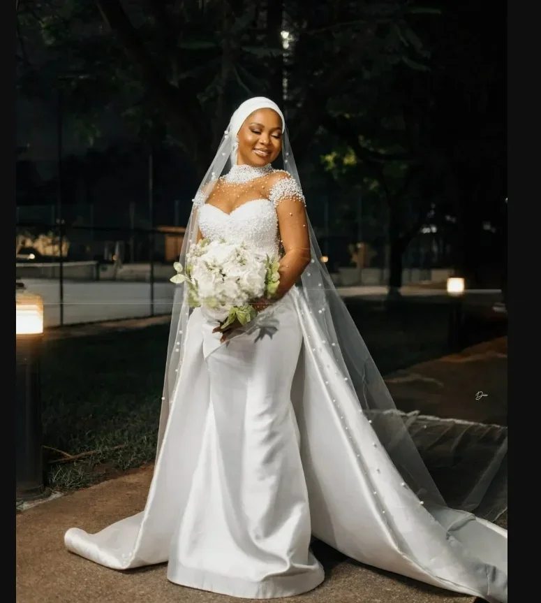 فستان زفاف عربي مخصص بياقة عالية وخرز كريستالي سباركلي للعروس من الساتان بأكمام كاملة مع تنورة قابلة للإزالة #1