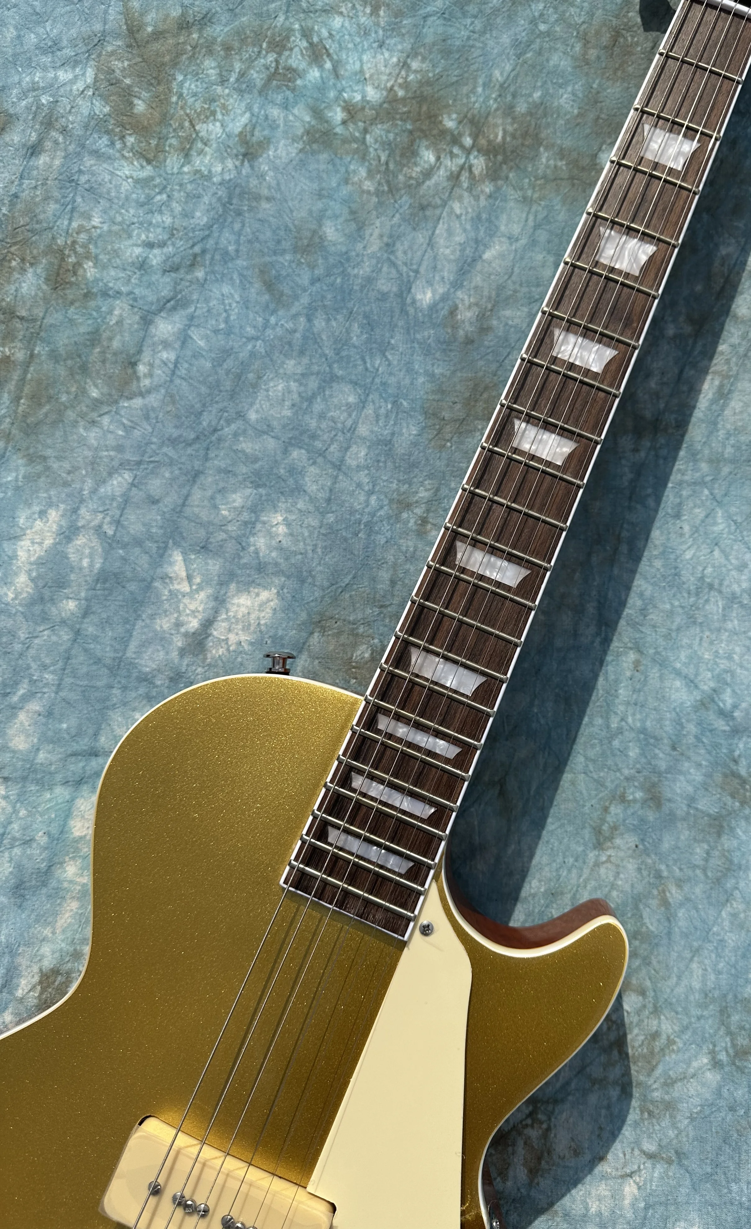 Standard electric guitar, golden top, yellow back, P90 pickup, available in stock, lightning package