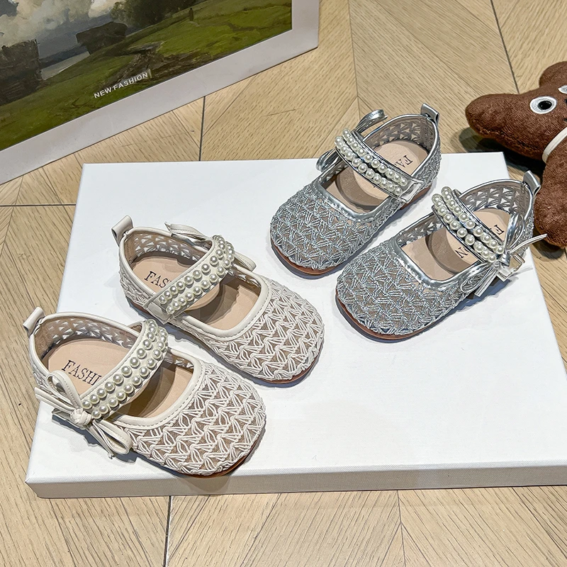 

YUYIN Girls' Hollow Crochet Sandals with Beaded Bow 2026 New Summer Style Flat Sandals Soft Sole Simple Fashionable Versatile
