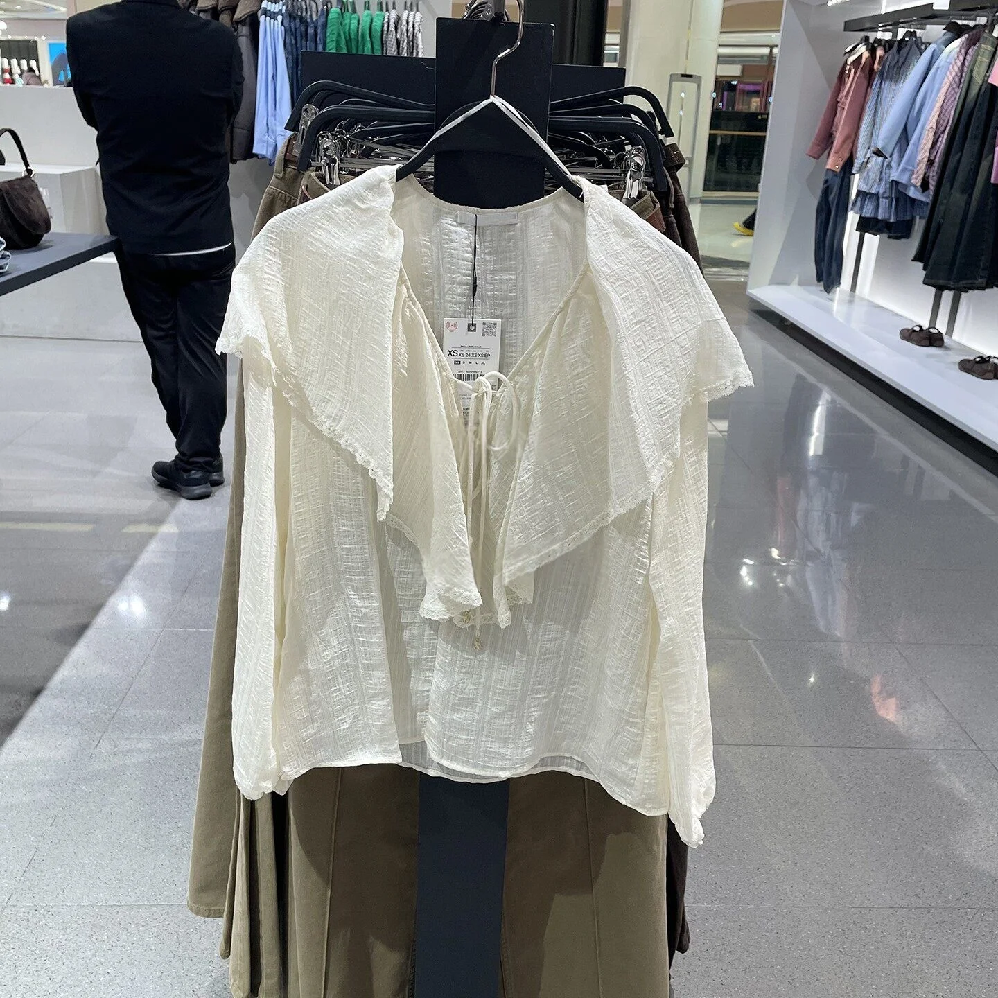 

2026 new women's clothing sweet temperament fashionable long sleeved V-neck lace layered decorative shirt top