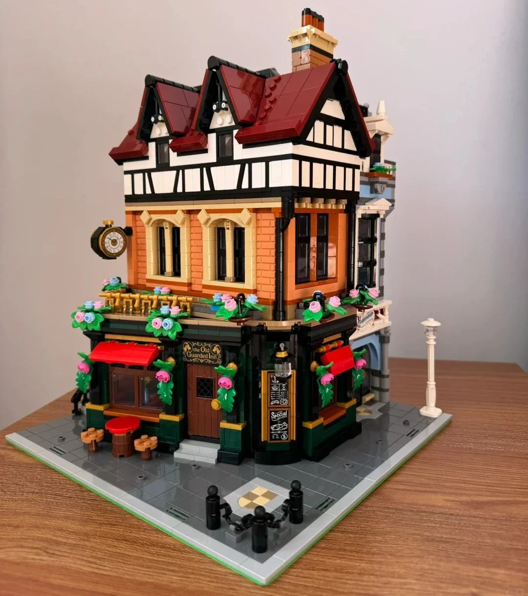2025 NEUE Tudor Corner Modulare Bausteine Creative Expert Street Views Ziegel Spielzeug für Kinder