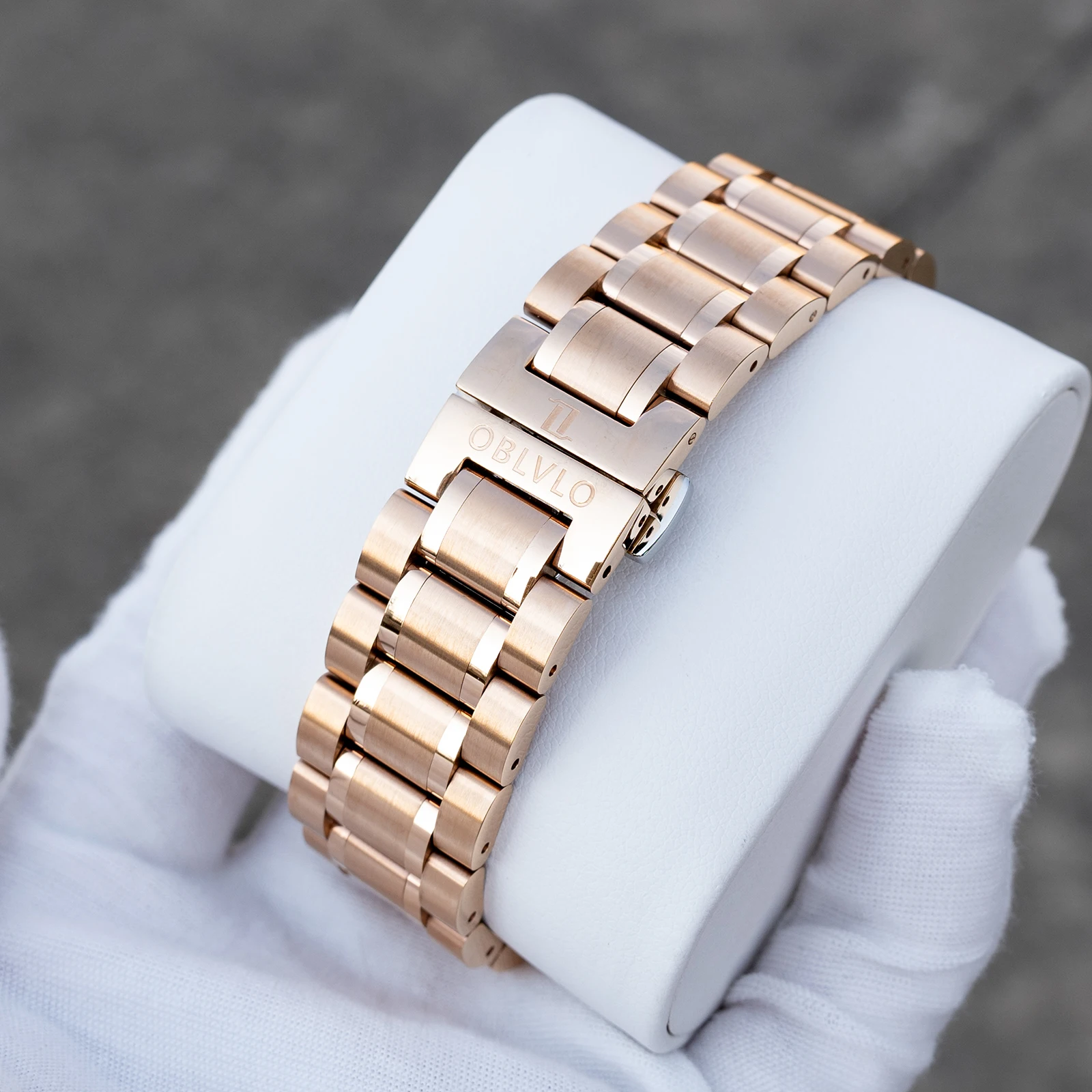 ساعة OBLVLO للرجال أنيقة باللون الذهبي الوردي ونجمة الأرض مع إطار ماسي ومينا أزرق وسوار أوتوماتيكي وسوار ساعة GC-D