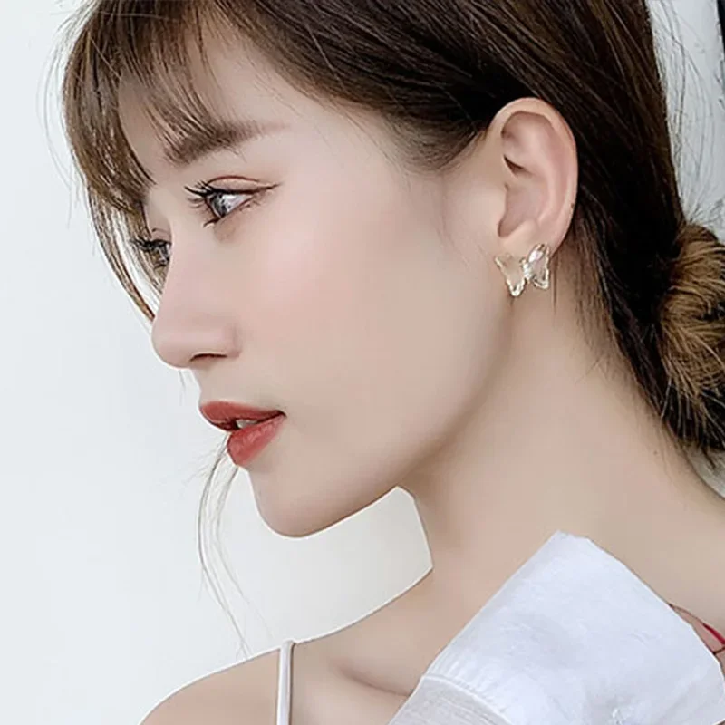 새로운 S925 투명 컬러 나비 스터드 귀걸이는 여성에게 달콤하고 신선하며 우아한 스터드 귀걸이입니다.