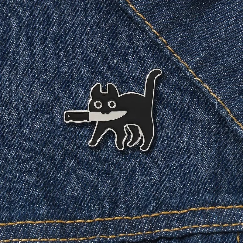 Broche esmaltado de gato de dibujos animados con cuchillo, divertido asesinos, gatito negro, Mew, Mew, Pin vaquero para solapa, insignia para bolso de moda, regalo de joyería al por mayor