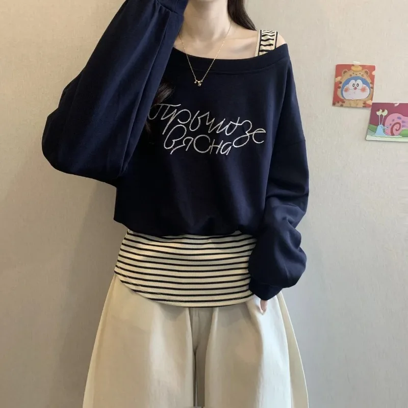 

Женский комплект из двух предметов: толстовка с открытыми плечами, вышивкой, полосками и лоскутным узором, свободный крой, длинный рукав, худи