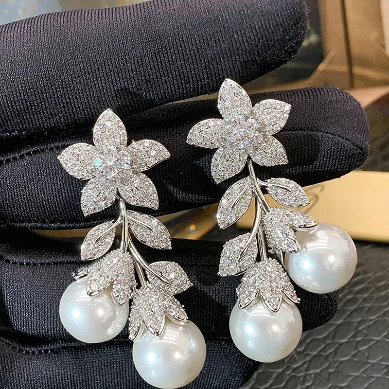 Huitan Ästhetische Blumen-Blatt-Ohrhänger für Damen, Elegante Hochzeits-Imitationsperlen-Verlobungs-Ohrringe mit Glänzenden CZ-Steinen, Edler Schmuck als Geschenk – Detail 8