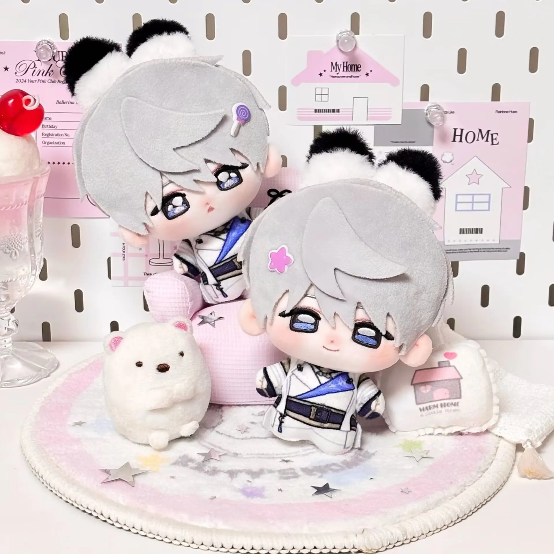 Oryginalna, autentyczna lalka bawełniana o wysokości 10 cm, wykonana przez fanów, z serii "Miłość i Głęboki Kosmos", jest bestsellerem.