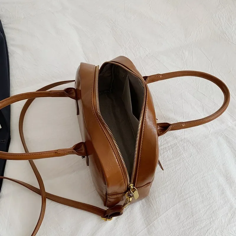 กระเป๋าใต้วงแขนหนัง PU ใบเล็กดีไซน์แบบเข็มขัดด้านซ้ายกระเป๋าสะพายไหล่สำหรับผู้หญิงกระเป๋าถือแฟชั่นใหม่สำหรับ Y2K 2024ฤดูหนาวกระเป๋าถือกระเป๋าโท้ท