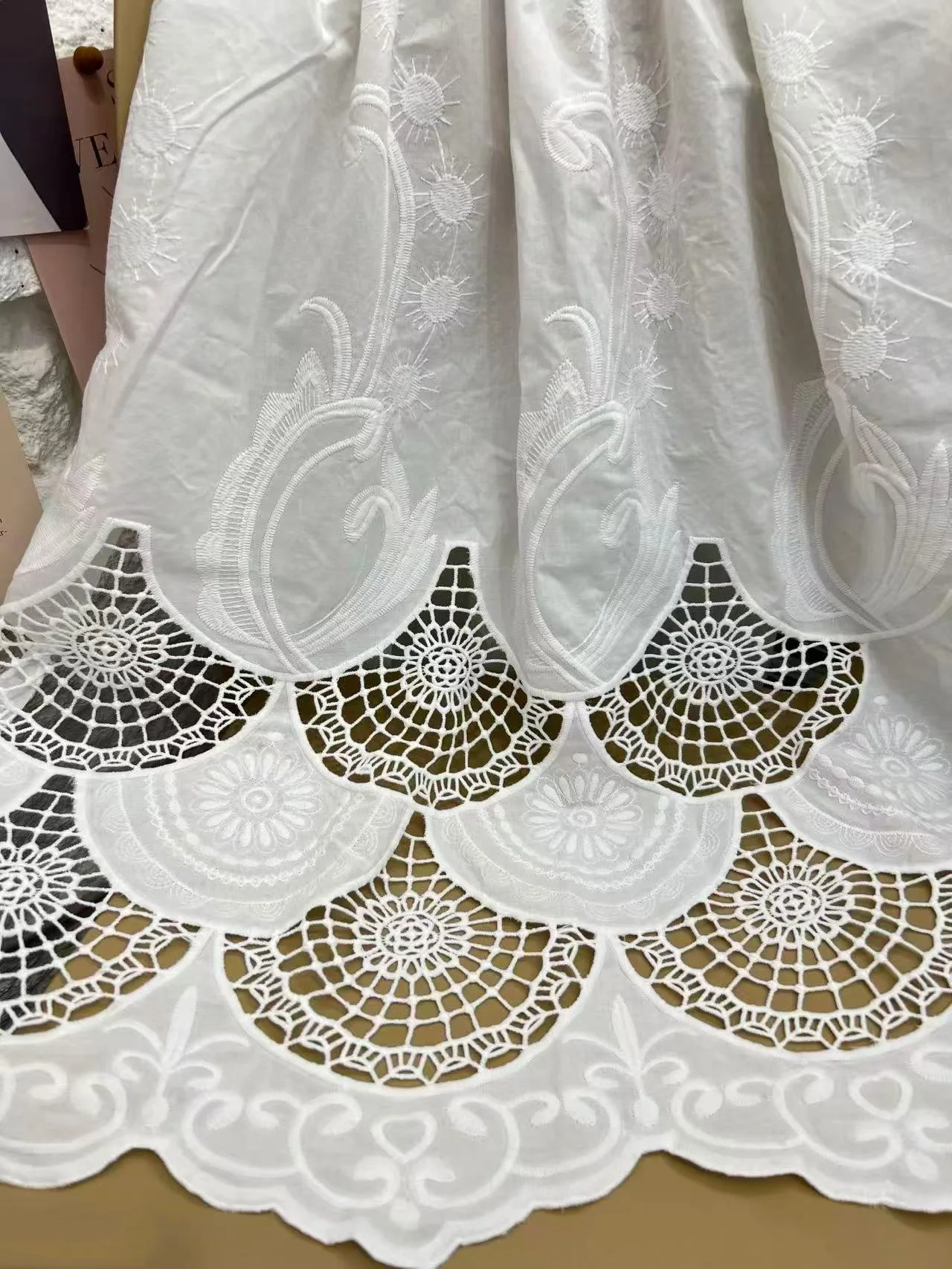 Sewing Eyelet Fabric - Witte borduurlace met oogjes, holle bloemenprint