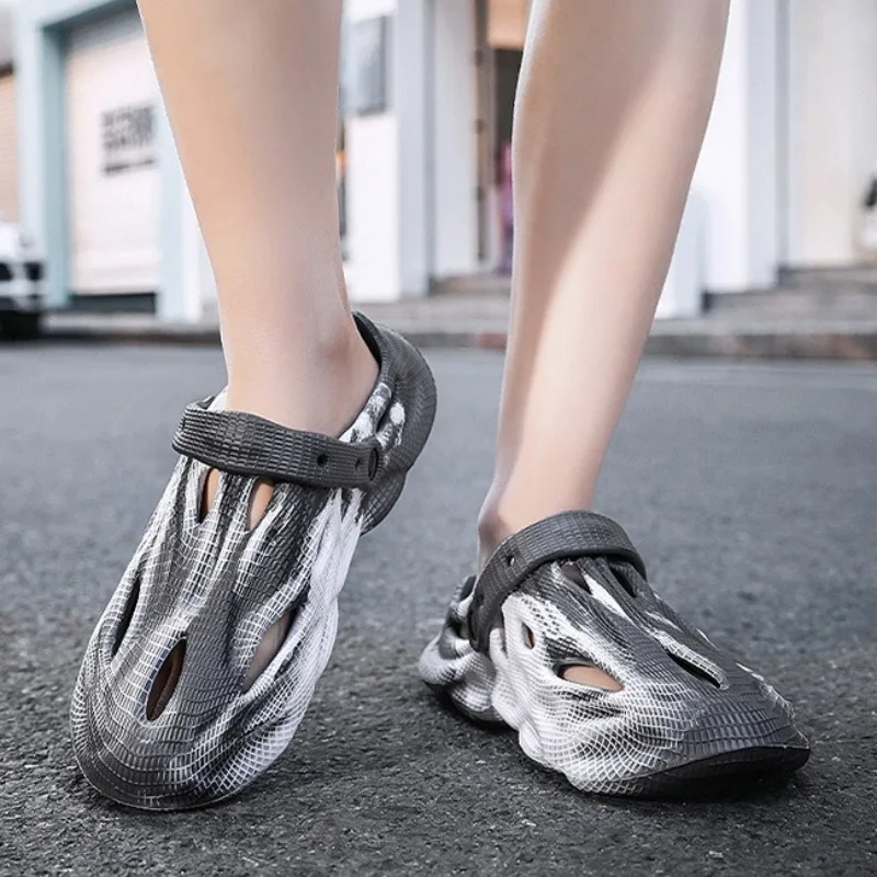 New Fashion Men's Slippers,personalized Cool Soft-sole Shoes for Summer Wear,hollowed Out Breathable Anti Slip Beach Slippers슬리퍼