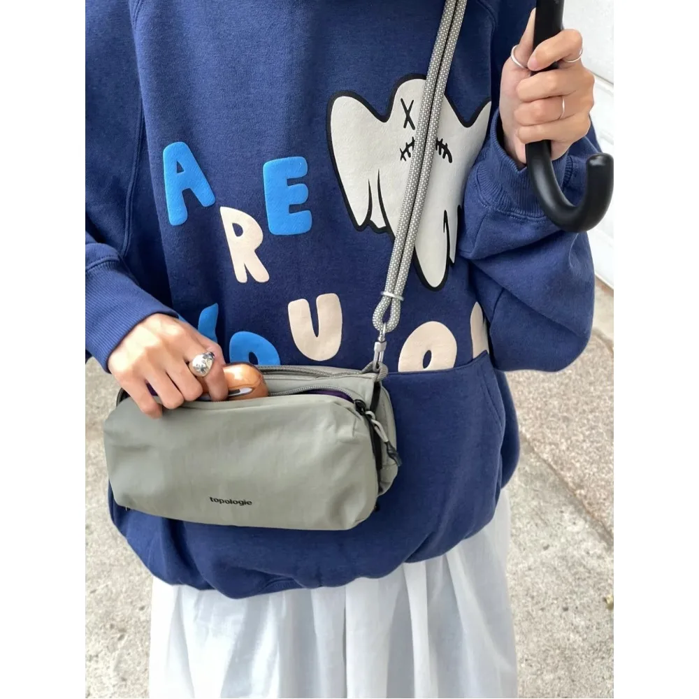 

2025 New Waterproof Sports Crossbody Water Bottle Bag - A Unique and Versatile Single Shoulder Underarm Pillow Bag