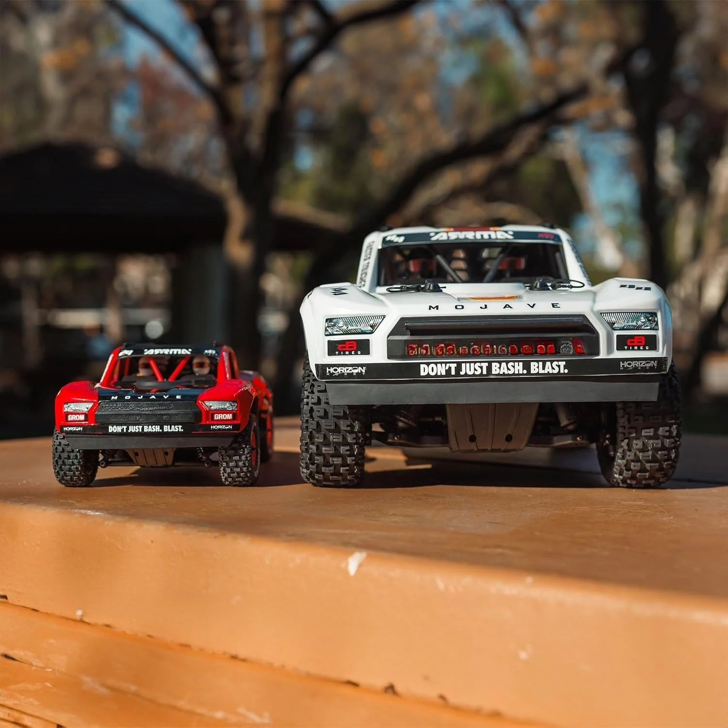شاحنة RC 4x4 شاحنة صحراوية ذكية صغيرة الحجم، RTR (مع بطارية وشاحن متضمن) أحمر/أسود ARA2104T1