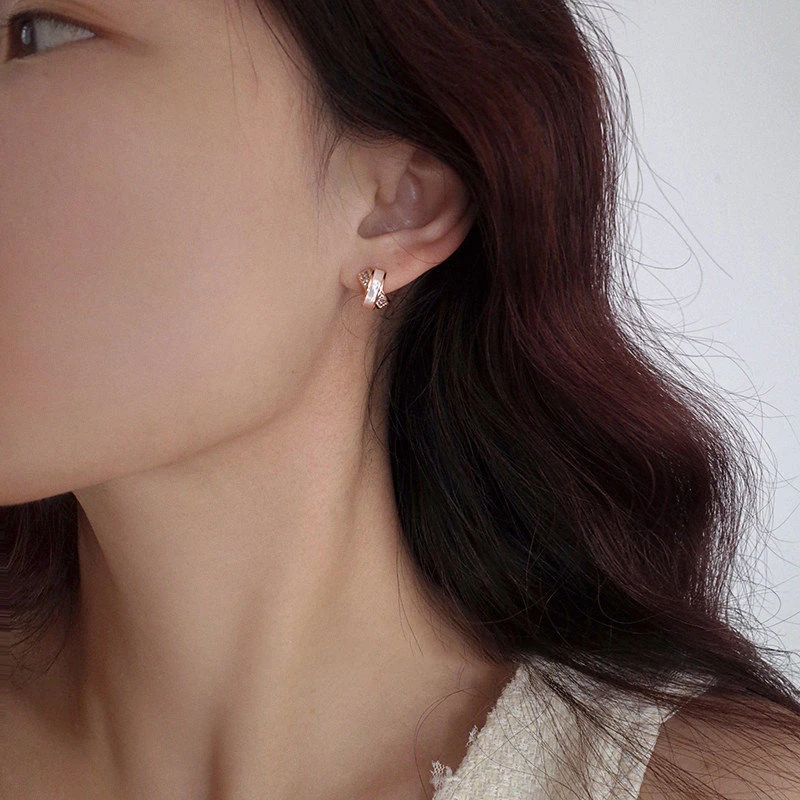 Roségoldfarbene, miteinander verschlungene Muschel-Zirkon-Mini-Metall-Ohrringe für Damen – Design-Sensation, modischer Luxus-Schmuck, vielseitiges Accessoire – Detail 8
