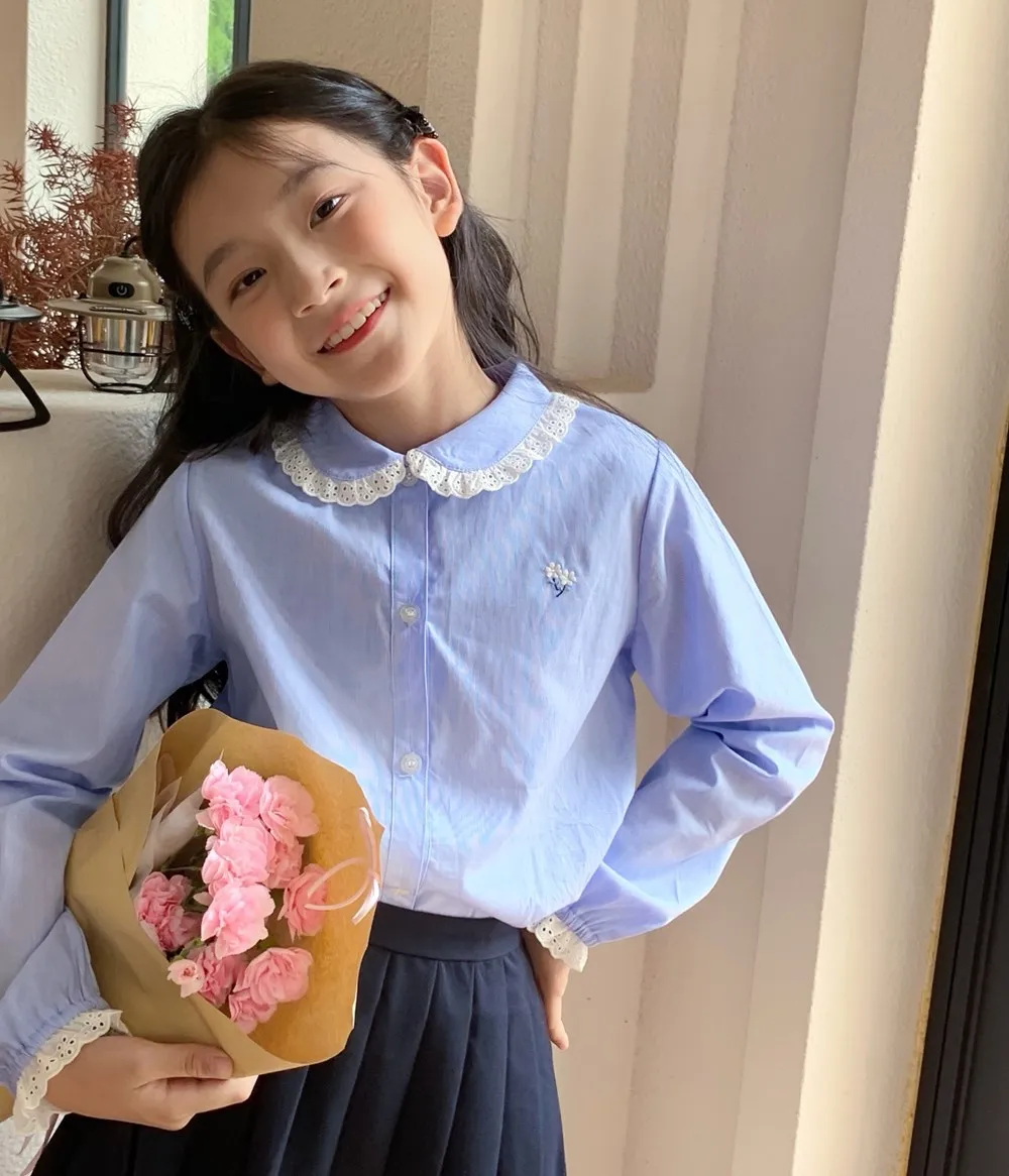 

Весенняя детская одежда для девочек: топы с длинным рукавом из хлопка, милые синие рубашки в студенческом стиле с вышивкой цветов и воротником-стойкой.