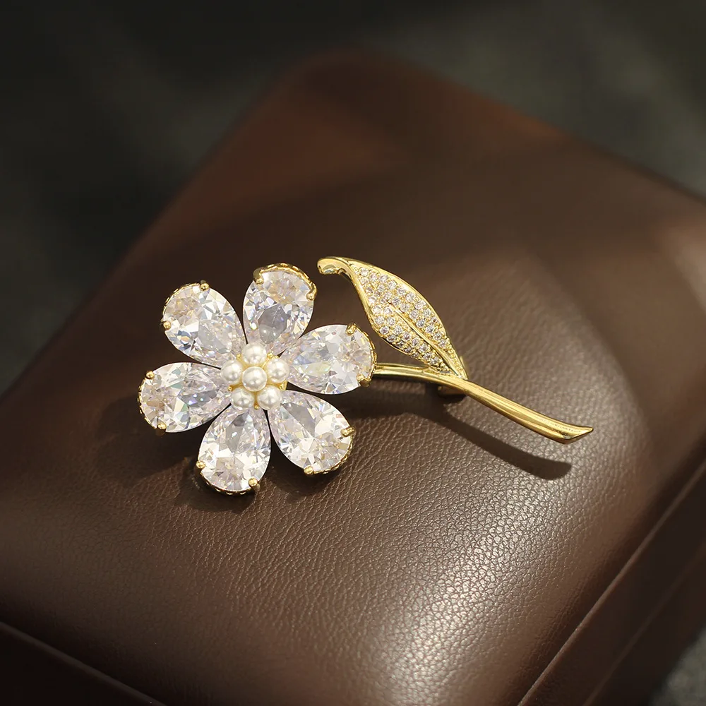 High-end Exquisite Micro-inlaid Zircon Flower Brooch Elegant Eemperament Pearl Stamen Pin Women's Accessory