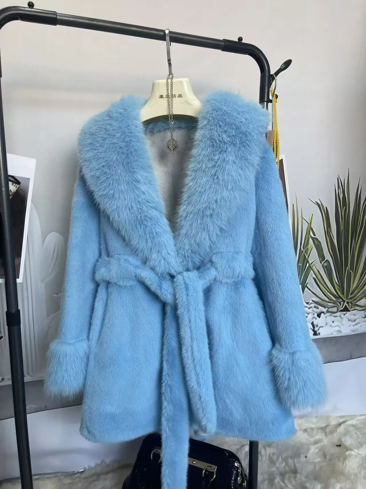 Luxury High Quality New Large Fur Collar Fur Coat Belt Slim Jacket Women Winter Warm Eco-Friendly Mink Fox Fur Coat Premium Tops
