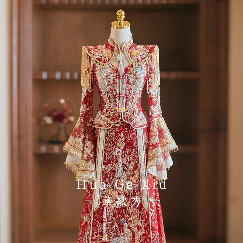The bride's new wedding dress is a luxurious Chinese-style toasting with strong sense of craftsmanship