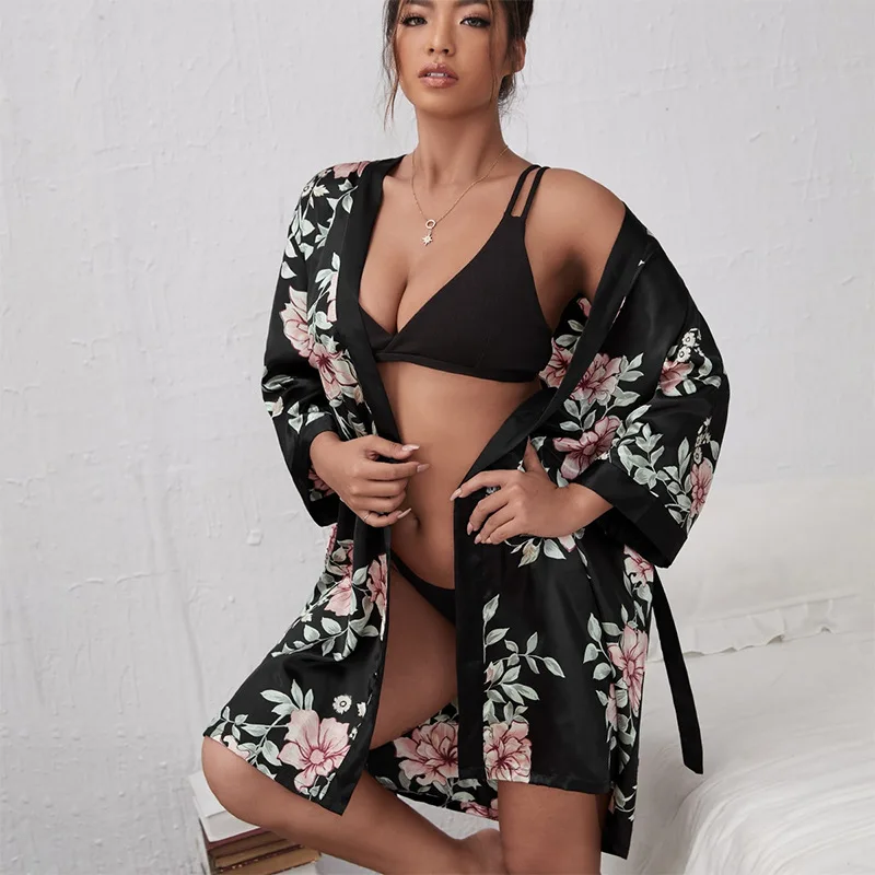 

Sexy and Relaxed Bathrobe with Simulated Silk V-neck for Women's Home Wear and Nightgown