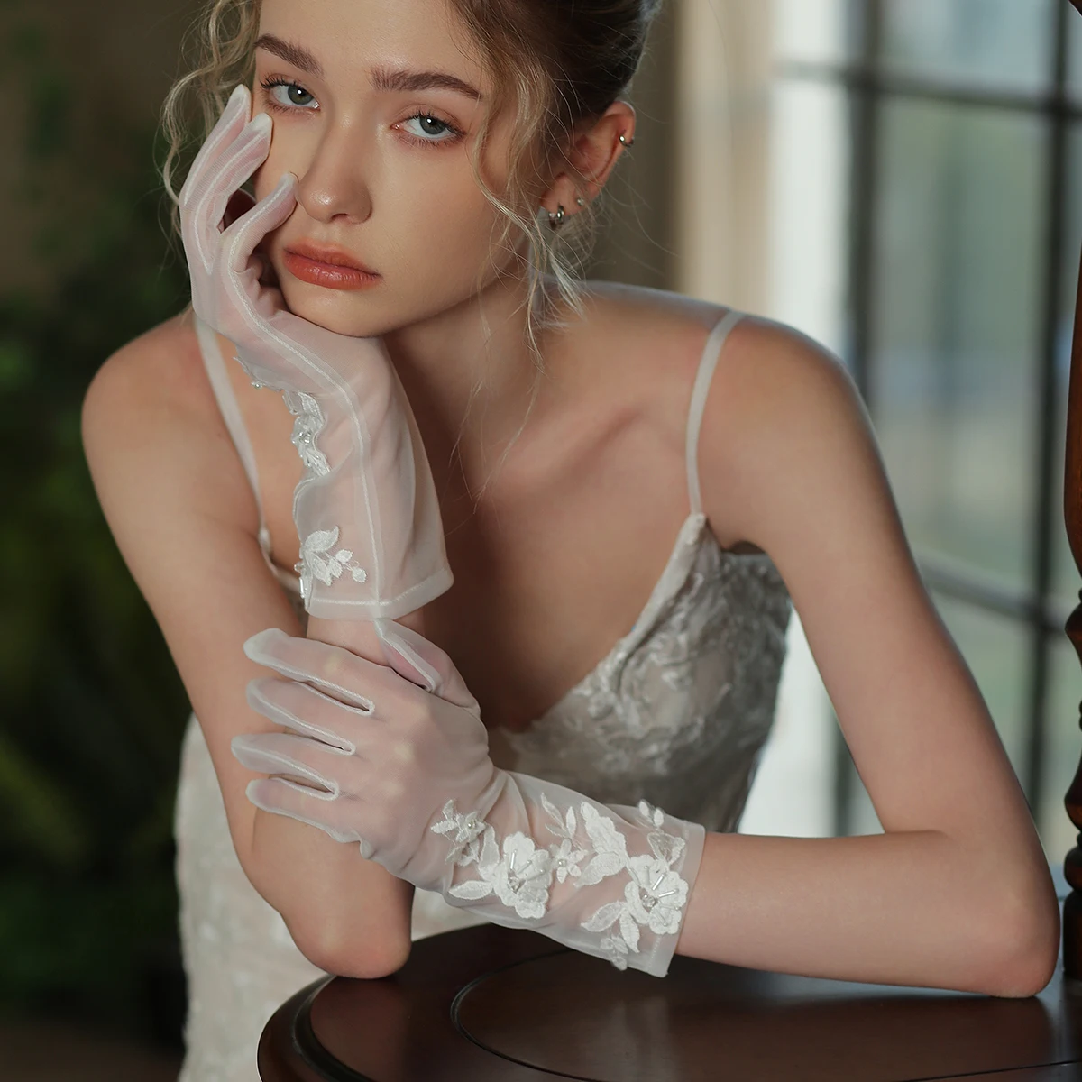 

WG143 Elegant Short Lace Wedding Gloves in White New Model Bridal Photography Props Wedding Accessories