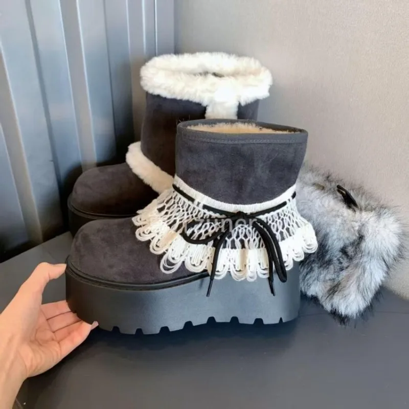 Schneestiefel mit Plateausohle und Kunstfellbesatz, abnehmbare dekorative Manschetten, Schnürbänder, Schnallenriemen, warme Winterstiefel mit dicker Sohle, niedliche Y2K-Winterstiefel – Detail 2