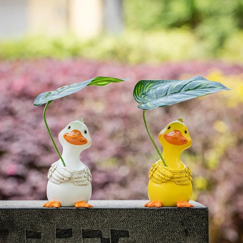 

Durable Cartoon Umbrella Holding Duck Statue Resin Handmade Leaf Duck Figurine Decorative Garden Animal Statue Indoor Outdoor