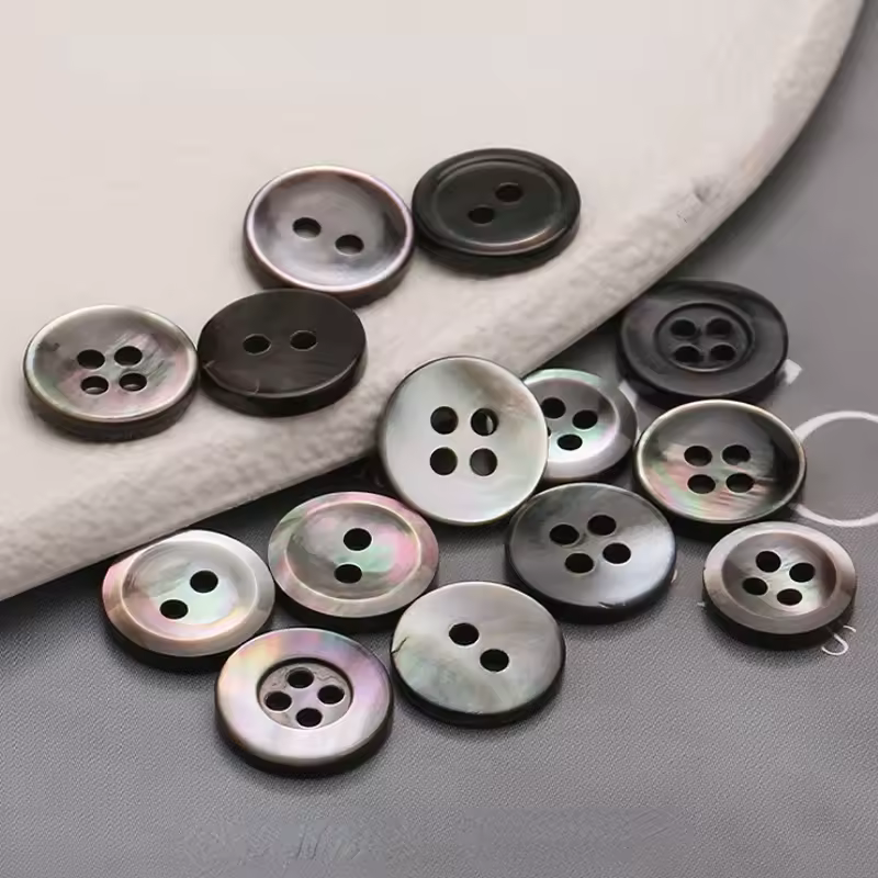 10pcs 10/11.5mm טבעי מעטפת תפירת כפתורים שחור אמא של פרל מעטפת עגולה דק קצה כפתור החולצה DIY אביזרי שרוול