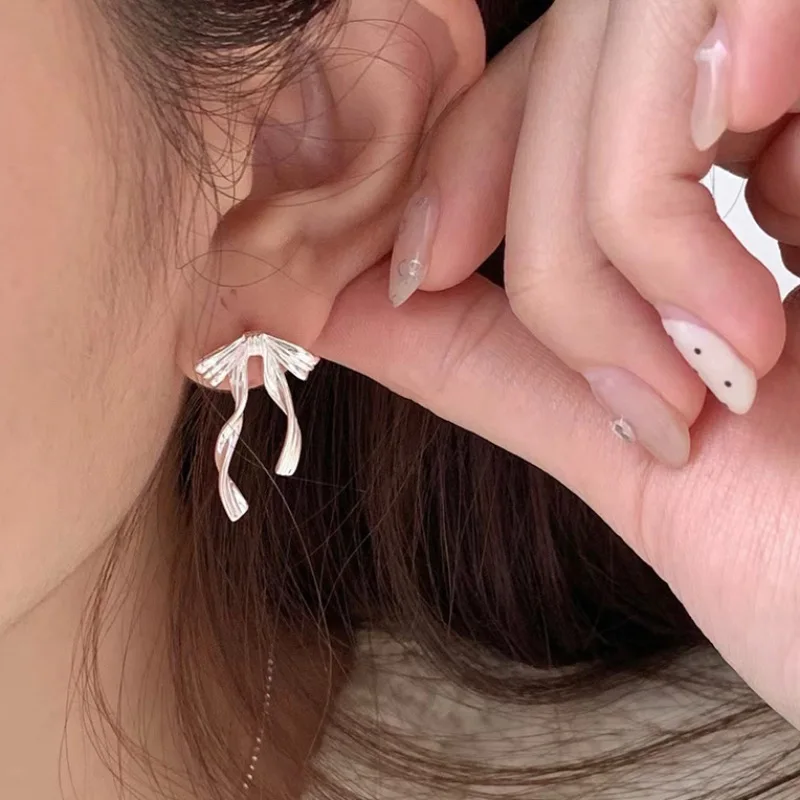 Pendientes con pasador de cinta y pajarita de Color plateado coreano 2024 para mujer, Piercing de moda, joyería de Metal, regalos de fiesta