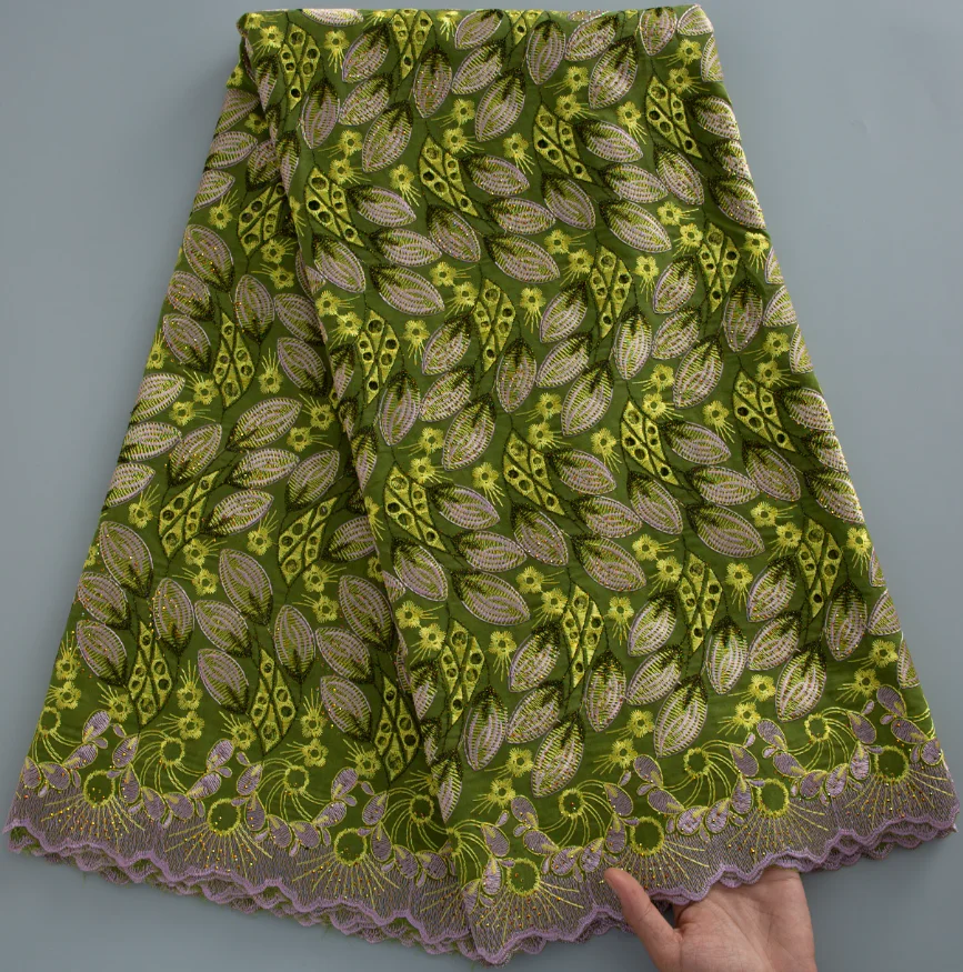 Luxuriöser grüner afrikanischer Baumwoll-Schweizer-Voile-Spitzenstoff mit Strass, 5 Yards, florale Stickerei, lila, gewellter Rand, für Hochzeits- und Partykleider