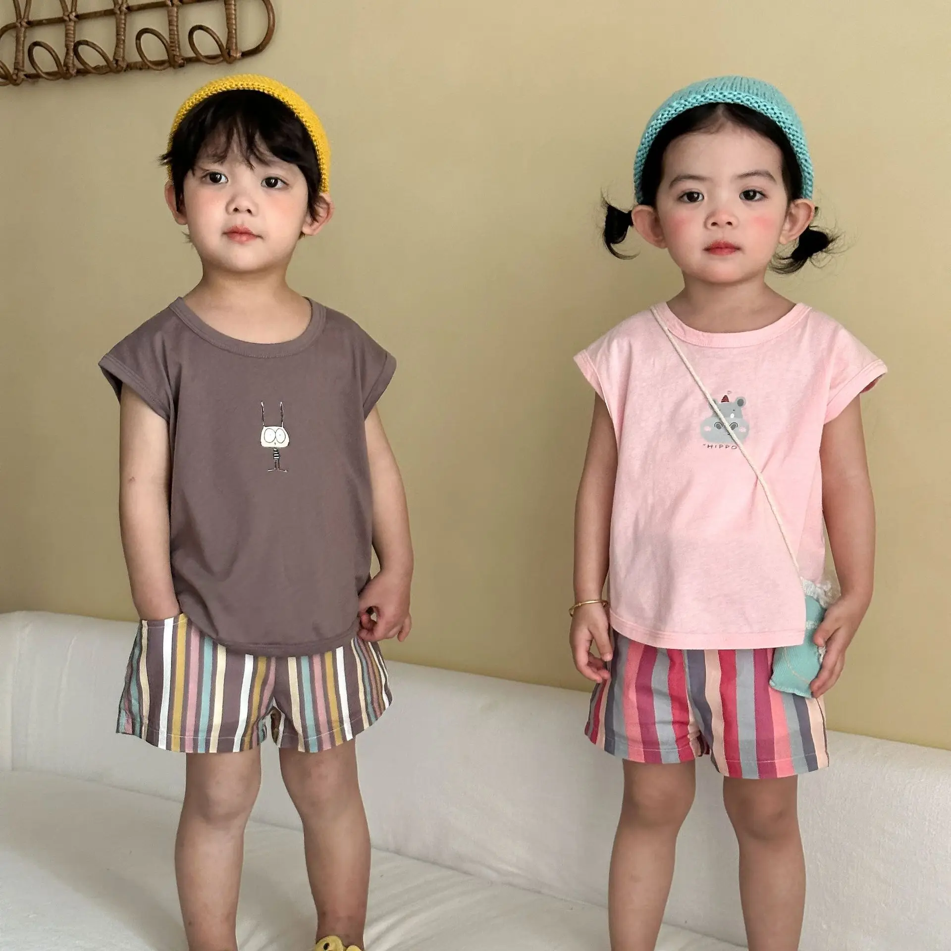 

Летний новый комплект детской одежды 2026: майка с мультяшным принтом и полосатые шорты для мальчиков и девочек, 2 предмета, повседневный костюм для детей