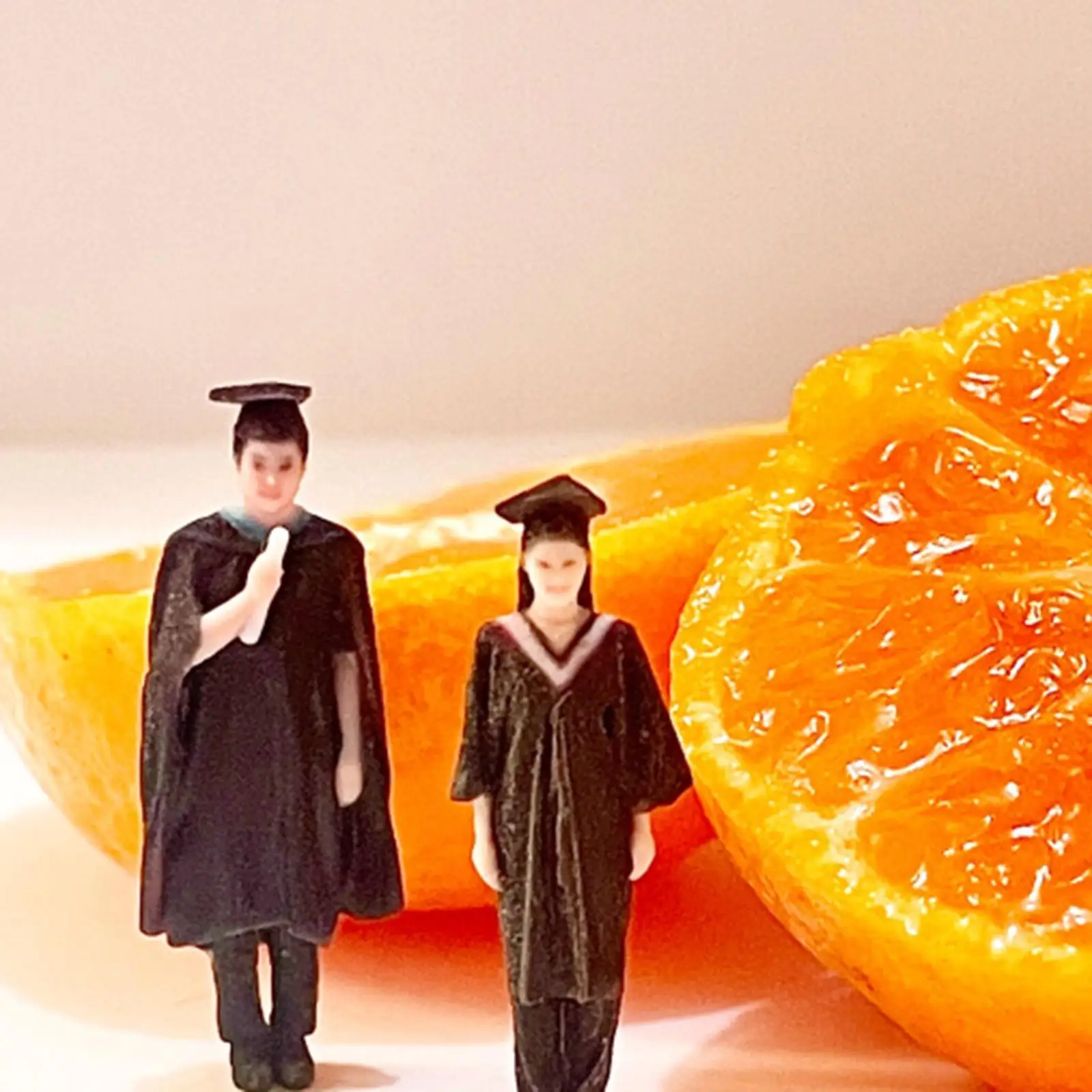 

2 Pieces 1/64 Scale People Figures Mini Human Figurines Realistic Sand Table