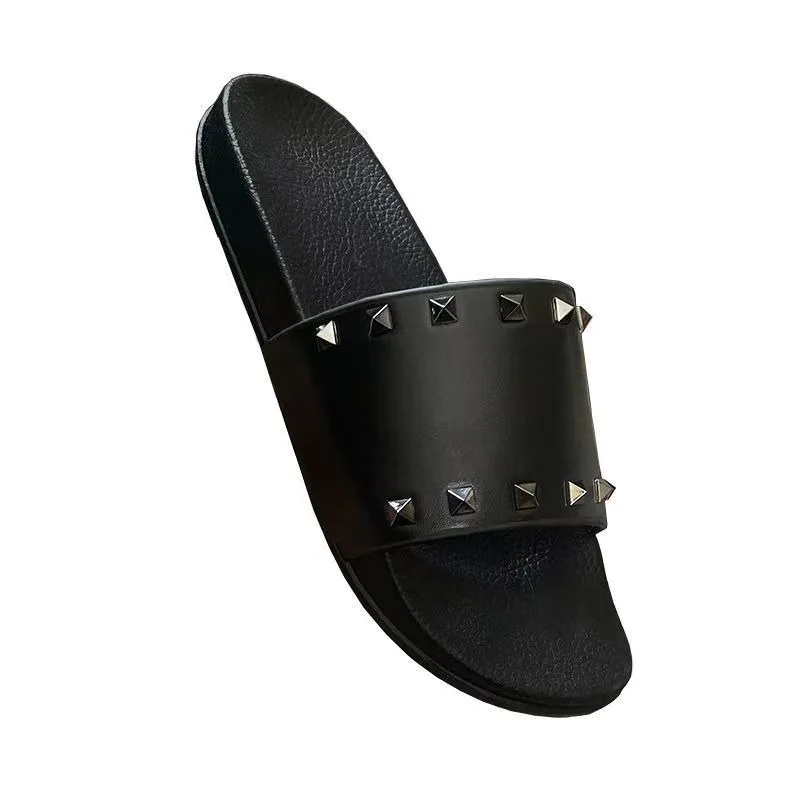 

Новинка 2024, мужские и женские тапочки для одного секса, черные уличные пляжные тапочки с заклепками и плоской подошвой, размеры 36–47, крутые тапочки для пар