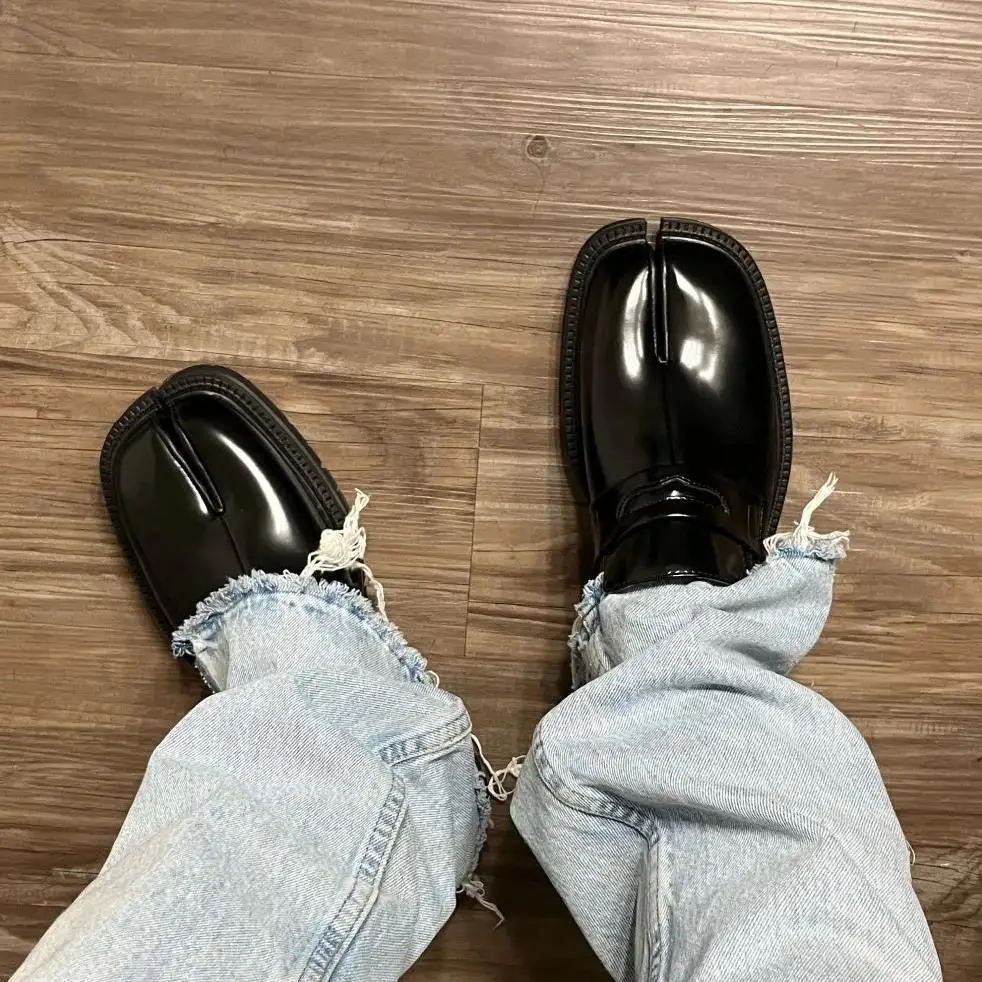 

Black Tabi Shoes Loafer for Men and Women Split Toe Thick Sole Casual Patent Leather Shoes 2025