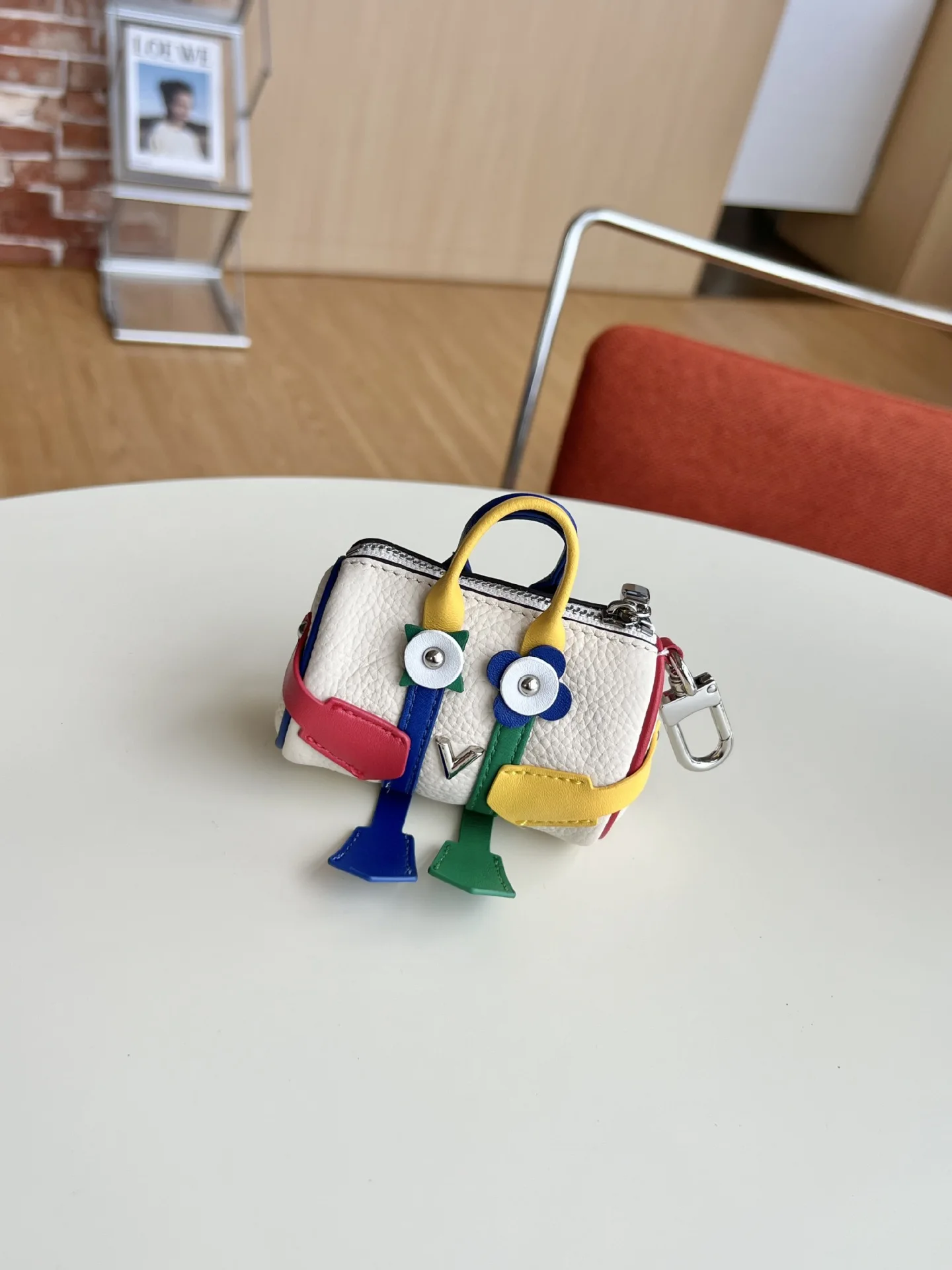 レディース ミニクロスボディバッグ 本革ポーチバッグ チャーム付き ジッパー開閉 スリムデザイン 口紅ポーチバッグ 女性へのギフト